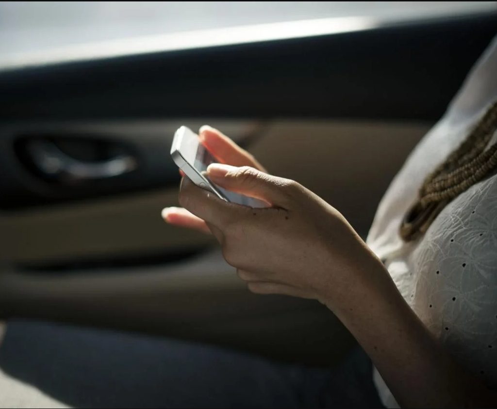 ADIOS A LOS MAREOS EN EL COCHE AL UTILIZAR EL MÓVIL