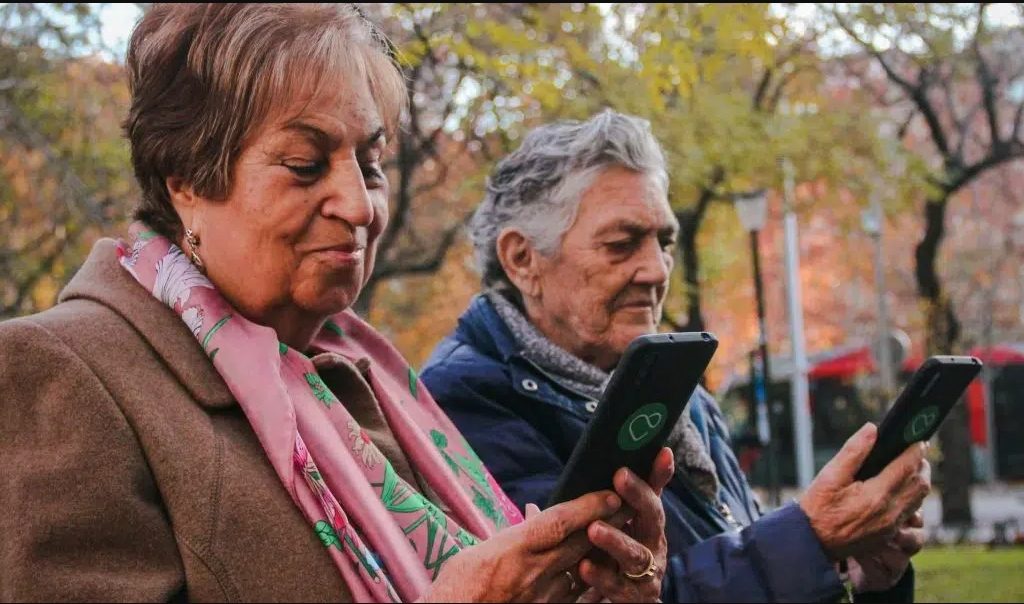 MAXIMILIANA,EL MÓVIL DE LAS PERSONAS MAYORES