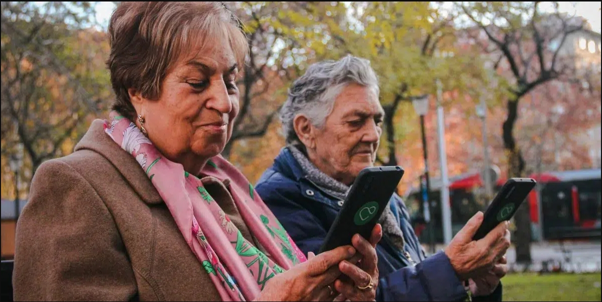 MAXIMILIANA,EL MÓVIL DE LAS PERSONAS MAYORES